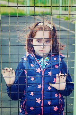 terk edilmiş çocuk, velilerin çocuklar, sığınak, evsiz insanlar, insanlar hapse, çocuk yetiştirme nüfusun sosyal sorunlar sanatsal fotoğraf rötuş