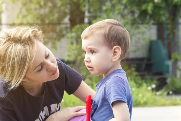 Das Kind Weint Vor Beleidigung Die Mutter Bedauert Den Sohn — Stockfoto