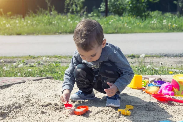 Мальчик Играет Песке Ребенок Солнечную Погоду Играет Парке Детской Площадке — стоковое фото
