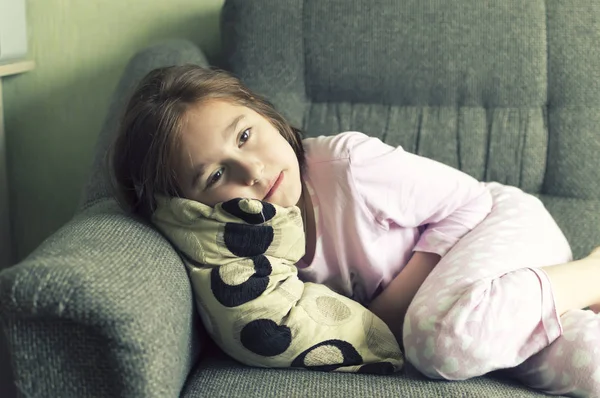 Niño Traje Noche Cansado Enfermo Acostado Sofá Está Deprimido — Foto de Stock