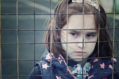 terk edilmiş çocuk, velilerin çocuklar, sığınak, evsiz insanlar, insanlar hapse, çocuk yetiştirme nüfusun sosyal sorunlar sanatsal fotoğraf rötuş