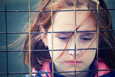 terk edilmiş çocuk, velilerin çocuklar, sığınak, evsiz insanlar, insanlar hapse, çocuk yetiştirme nüfusun sosyal sorunlar sanatsal fotoğraf rötuş