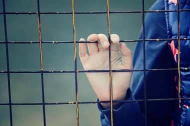 terk edilmiş çocuk, velilerin çocuklar, sığınak, evsiz insanlar, insanlar hapse, çocuk yetiştirme nüfusun sosyal sorunlar sanatsal fotoğraf rötuş