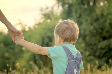 Anne ve oğlu park, çocuk, mutlu bir aile ile oynamak ücretsiz açık havada, vakit dinlenme