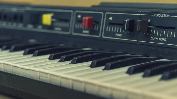 电子复古钢琴 旧键盘 — 图库照片