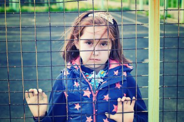 terk edilmiş çocuk, velilerin çocuklar, sığınak, evsiz insanlar, insanlar hapse, çocuk yetiştirme nüfusun sosyal sorunlar sanatsal fotoğraf rötuş