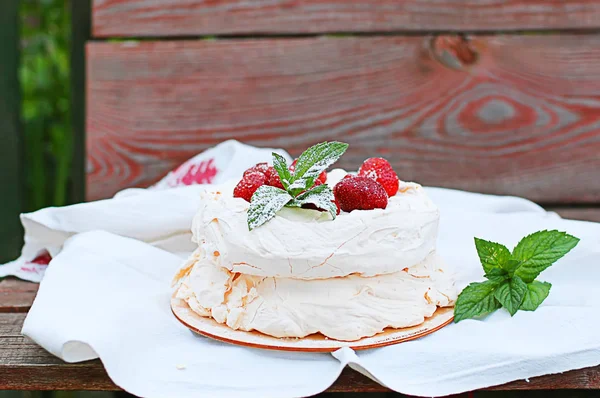 Torta Merengue Com Morangos Uma Toalha Substrato — Fotografia de Stock