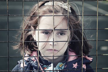 terk edilmiş çocuk, velilerin çocuklar, sığınak, evsiz insanlar, insanlar hapse, çocuk yetiştirme nüfusun sosyal sorunlar sanatsal fotoğraf rötuş