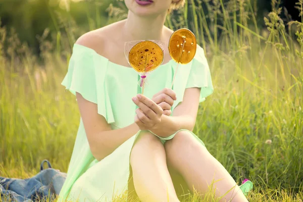 Mooi Meisje Lollies Eten Een Stok Ontspannen Natuur Vrije Tijd — Stockfoto