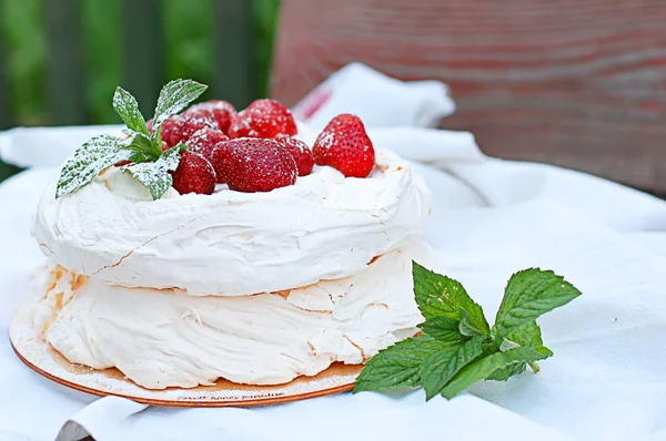 Torta Meringa Con Fragole Asciugamano Substrato — Foto Stock
