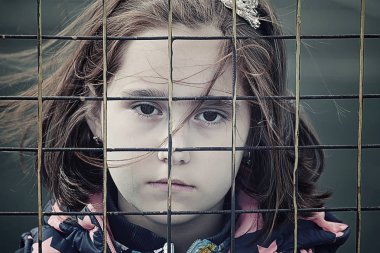 terk edilmiş çocuk, velilerin çocuklar, sığınak, evsiz insanlar, insanlar hapse, çocuk yetiştirme nüfusun sosyal sorunlar sanatsal fotoğraf rötuş
