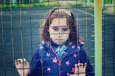terk edilmiş çocuk, velilerin çocuklar, sığınak, evsiz insanlar, insanlar hapse, çocuk yetiştirme nüfusun sosyal sorunlar sanatsal fotoğraf rötuş