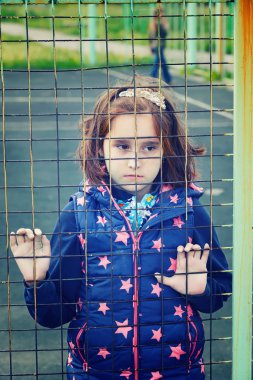 terk edilmiş çocuk, velilerin çocuklar, sığınak, evsiz insanlar, insanlar hapse, çocuk yetiştirme nüfusun sosyal sorunlar sanatsal fotoğraf rötuş