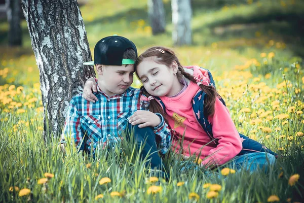 Crianças Estão Sentadas Grama Verde Parque Menino Menina Felizes Estão — Fotografia de Stock