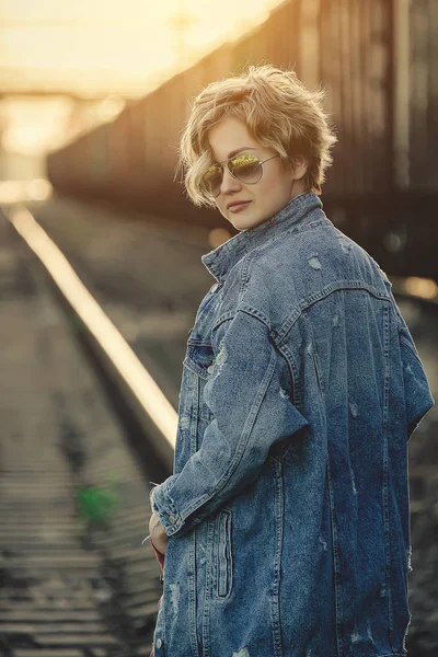 Kız demiryolu ile güneş gözlüğü, denim ceket sanat fotoğraf