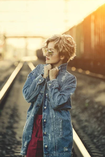 Ragazza Sulla Ferrovia Con Gli Occhiali Sole Una Giacca Jeans — Foto Stock