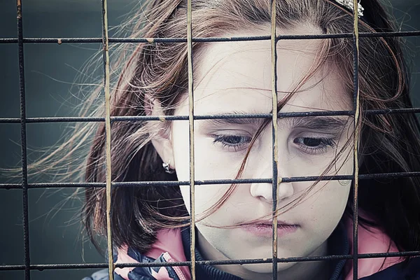 terk edilmiş çocuk, velilerin çocuklar, sığınak, evsiz insanlar, insanlar hapse, çocuk yetiştirme nüfusun sosyal sorunlar sanatsal fotoğraf rötuş