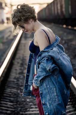 Kız poz demiryolu, portre, sanatsal hazırlanmış fotoğraf, rötuş, seçici odak üzerinde