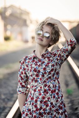 Kız poz demiryolu, portre, sanatsal hazırlanmış fotoğraf, rötuş, seçici odak üzerinde