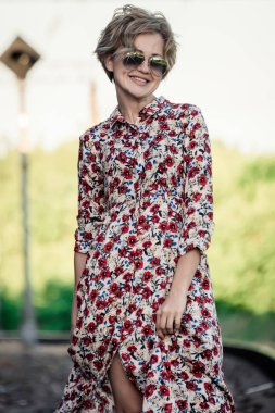 Kız poz demiryolu, portre, sanatsal hazırlanmış fotoğraf, rötuş, seçici odak üzerinde