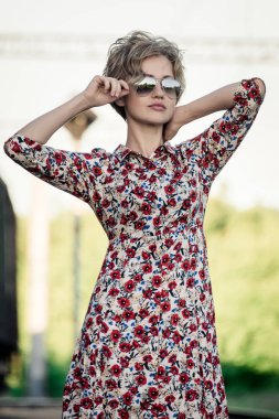 Kız poz demiryolu, portre, sanatsal hazırlanmış fotoğraf, rötuş, seçici odak üzerinde