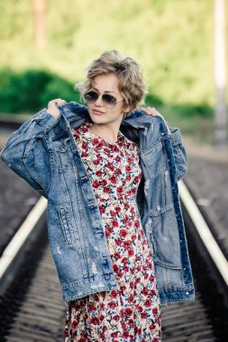 Kız poz demiryolu, portre, sanatsal hazırlanmış fotoğraf, rötuş, seçici odak üzerinde