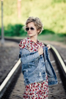 Kız poz demiryolu, portre, sanatsal hazırlanmış fotoğraf, rötuş, seçici odak üzerinde