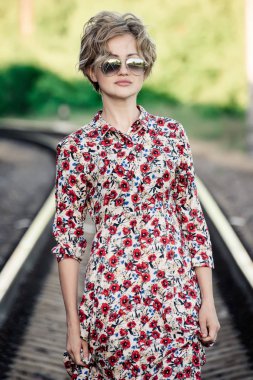 Kız poz demiryolu, portre, sanatsal hazırlanmış fotoğraf, rötuş, seçici odak üzerinde