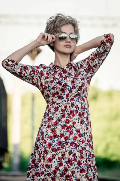 Kız poz demiryolu, portre, sanatsal hazırlanmış fotoğraf, rötuş, seçici odak üzerinde