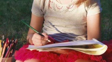 Kız Kırmızı etekli, Albümdeki resimler ile kalemler, parkta niteliğine çizer