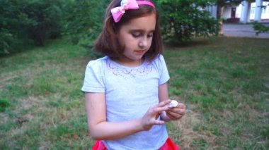 Çocuk, Doğa arka planı yemiş olması sonra ıslak peçete, elleriyle mendil