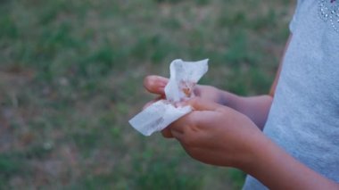 parkta niteliğine dışarı yedikten sonra ıslak peçete, elleriyle çocuk bezleri