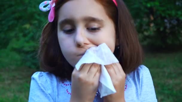 Criança Limpa Lábios Com Lenço Úmido Depois Comer Contexto Natureza — Vídeo de Stock