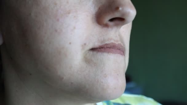 Meisje Kauwt Koekjes Close Likt Haar Lippen Met Plezier — Stockvideo