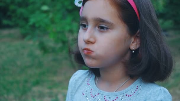 Маленькая Девочка Жует Шоколад Крупным Планом Ест Закрытым Ртом — стоковое видео