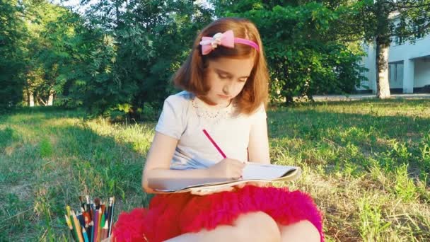 Μικρό Κορίτσι Καλλιτέχνη Μια Κόκκινη Φούστα Εφιστά Μια Εικόνα Μολύβια — Αρχείο Βίντεο