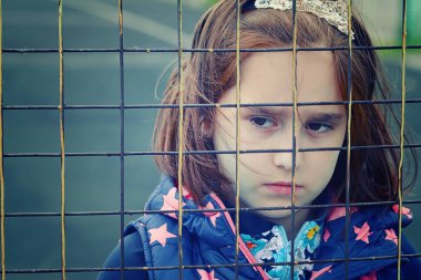 terk edilmiş çocuk, velilerin çocuklar, sığınak, evsiz insanlar, insanlar hapse, çocuk yetiştirme nüfusun sosyal sorunlar sanatsal fotoğraf rötuş