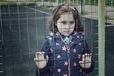 terk edilmiş çocuk, velilerin çocuklar, sığınak, evsiz insanlar, insanlar hapse, çocuk yetiştirme nüfusun sosyal sorunlar sanatsal fotoğraf rötuş