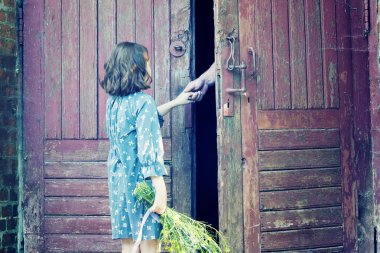kız çocuğu tehlikede, eski bir binada bilinmeyen kişi tarafından şiddet