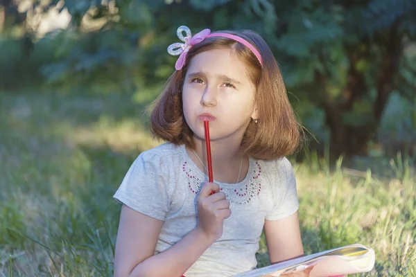 Niña Dibuja Con Lápices Álbum Mientras Sienta Hierba Parque Naturaleza — Foto de Stock