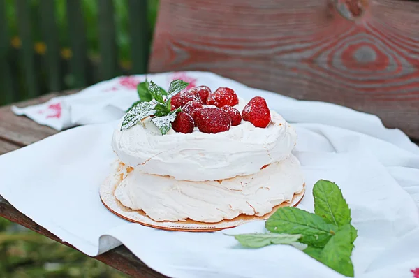 Torta Merengue Com Morangos Uma Toalha Substrato — Fotografia de Stock