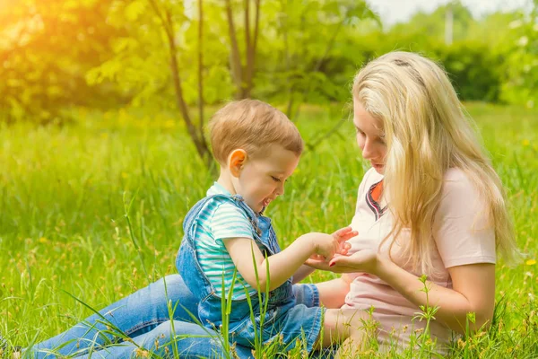 Mère Enfant Dans Nature Dans Parc Reposant Sur Herbe Verte — Photo