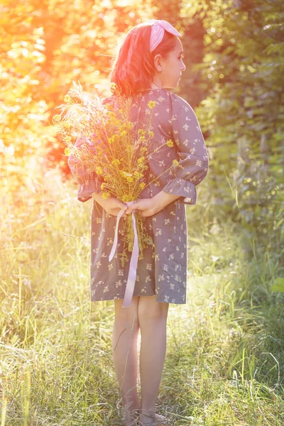 Egy Egy Csokor Vadvirágok Kislány Végigmenjenek Erdőben Szélén Egy Portré — Stock Fotó