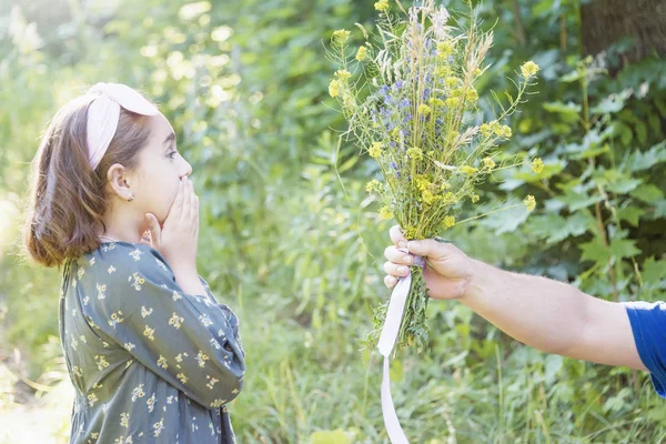 肖像画の端に森の散策 野生の花の花束を持つ少女 — ストック写真