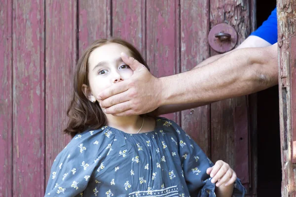 Niña Peligro Violencia Por Persona Desconocida Edificio Viejo — Foto de Stock