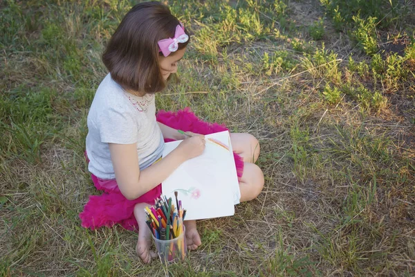 Little Girl Draws Pencils Album While Sitting Grass Park Nature — Stock Photo, Image