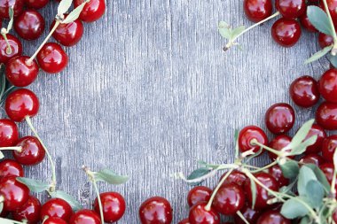 Tahta bir masada olgun kirazlar