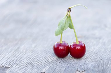 Tahta bir masada olgun kirazlar