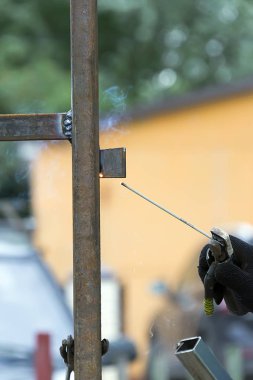 Kaynak demir çalışan bir kaynakçı