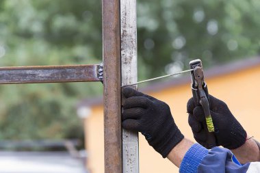 Kaynak demir çalışan bir kaynakçı